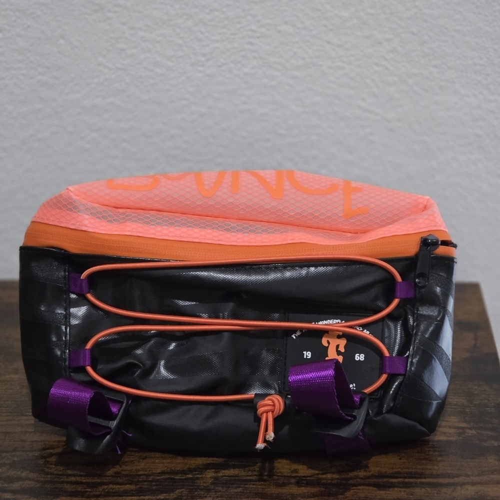 Bioworld Disney Winnie the Pooh Tigger Retro Belt Bag / BoxLunch Exclusive - Picture 5 of 8